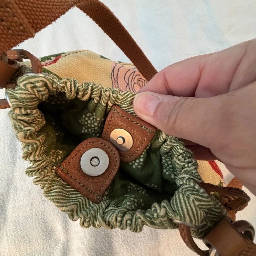 Fossil Key-Per Floral Canvas Crossbody Drawstring Bag Green Pink Rose Pouch